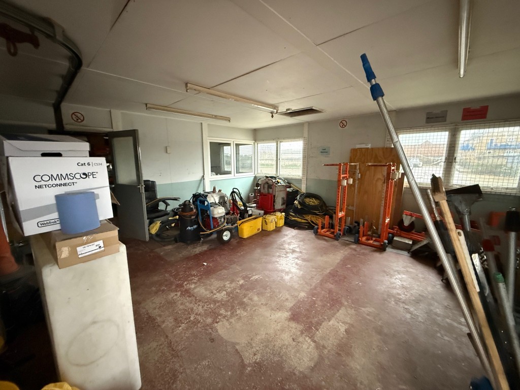 Lot: 18 - MIXED USE PREMISES WITH POTENTIAL ON QUAYSIDE - Example of the inside of the storage building